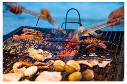 Sun, Sand and yes ... the catch of the day Bbq On The Beach, Caribbean Bbq, Beach Barbeque, Tropical Inspiration, Beach Barbecue, Bbq Seafood, Meat Cooking, Bali Food, Bbq Sauces