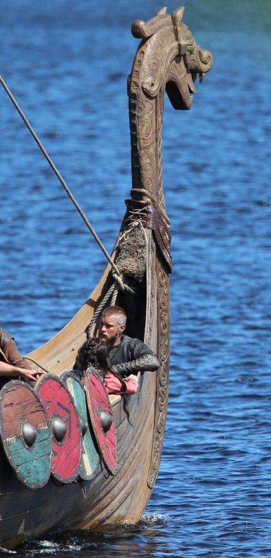 Travis Fimmel as Ragnar Lothbrok during filming of Vikings Season 3 on Blessington Lake in Ireland. | Vikings Barco Viking, Ragnar Vikings, Viking Aesthetic, Vikings History, Viking Longship, Viking Ships, King Ragnar, Vikings Season, Viking Series