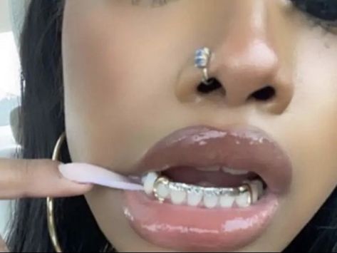 Grills Bottom Teeth Female, Girls With Grills, Gems Aesthetic, Smile Tips, Girl Grillz, Pretty Teeth, Silver Grillz, Dental Jewelry, Grillz Teeth