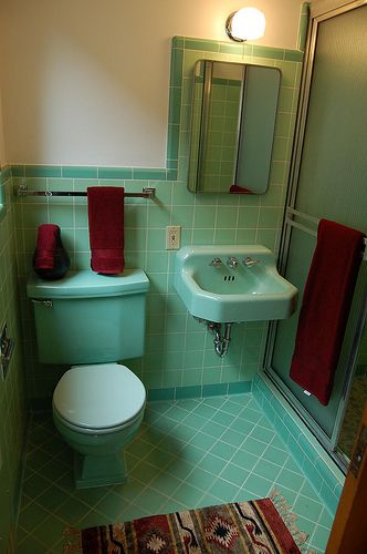 Missing the black accents. Most of the relatives/ friends houses had a version in pink or yellow. 50s Bathroom, Bathroom Vintage, Green Art Deco, Mid Century Bathroom, Art Deco Bathroom, Toilet Sink, Deco Bathroom, Retro Bathrooms, Casa Vintage