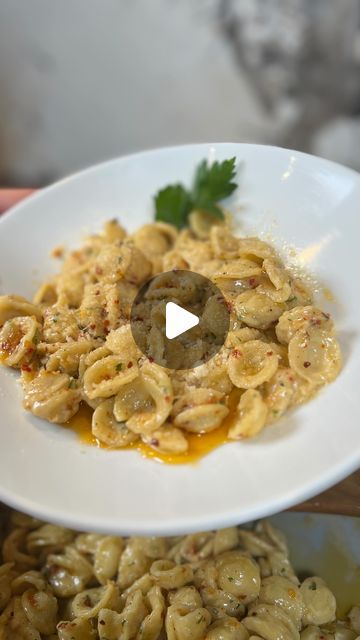 VINTAGE BOHO BAGS on Instagram: "This VIRAL pasta was amazingly delicious and so EASY to make … took 10 minutes!!! You have to try it!   What you’ll need: • 2 tablespoons olive oil • 1 tablespoon garlic, minced • 1 1/2 cup pasta (I use Ditalini pasta) • 2-3 cups chicken broth • 1/3 cup heavy cream • 2 tablespoons butter • 1 tablespoon garlic chili crisp** • 1/2 cup Parmesan, plus more for serving • 1 tablespoons parsley • Salt & pepper, to taste  To make: • In a skillet, heat olive oil and minced garlic in a pan. • Add pasta (enough to cover the bottom of the pan) and stir to coat it with olive oil. • Pour in enough chicken broth (2-3 cups) to boil the pasta. • • Bring to a boil, then let it simmer for 8-10 minutes. • Add heavy whipping cream while the broth is simmering. • Once most of th Heavy Whipping Cream Recipes Dinner, Pasta Favors, Chili Oil Pasta, Small Pasta Shells, Garlic Chili Crisp, Viral Pasta, Oil Pasta, Toddler Picky Eater, Chili Crisp