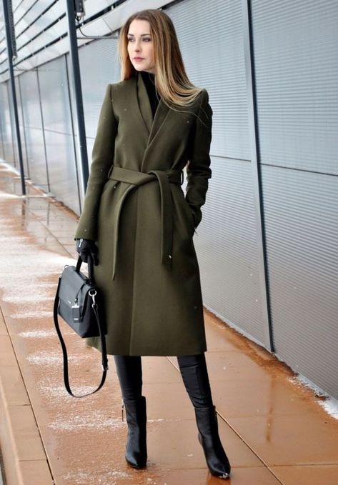 Green Coat Outfit, Mode Mantel, Chic Fall Outfits, Elegante Casual, Green Coat, Coat Outfits, Looks Chic, Winter Fashion Outfits, Military Fashion