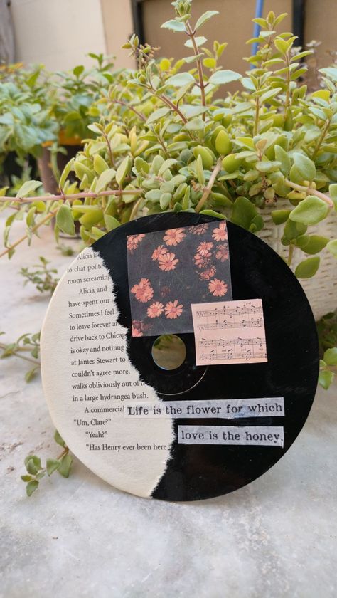 Crafts With Records Vinyls, Decorating Cds, Painting Cds Ideas, Painting Records Vinyl, Diy Music Decor, Painted Cds Aesthetic, Vinyl Records Crafts, Record Collage, Cds Aesthetic