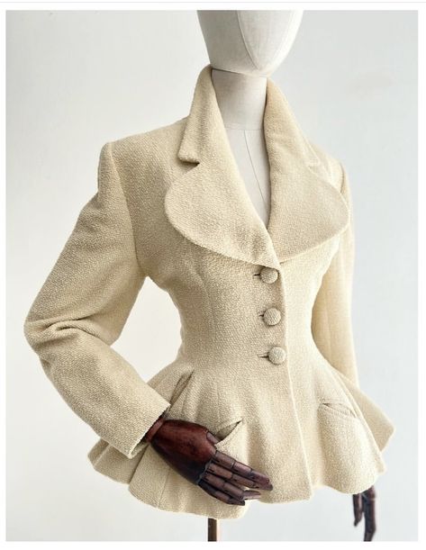 Vintage Fitted Blazer With Buttons, Fitted Vintage Costume Blazer, Tailored Vintage Blazer With Buttons, Vintage Tailored Blazer With Buttons, Tailored Vintage Blazer With Button Closure, Chanel Blazer, Lilli Ann, Vintage Fashion 1950s, 90s Inspired Outfits