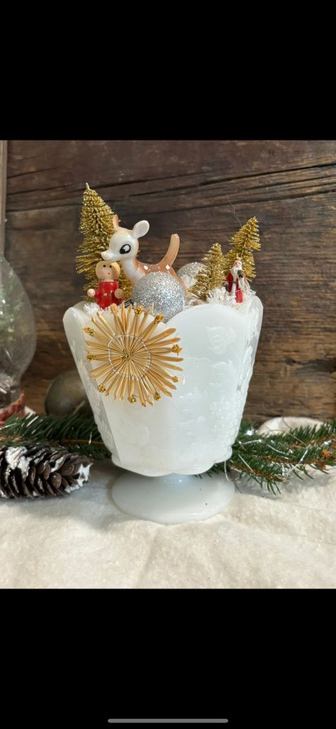 Glass Vase Christmas, Vintage Christmas Display, Christmas Vignette, Milk Glass Decor, Retro Christmas Decorations, Christmas Vignettes, Milk Glass Bowl, Milk Glass Vase, Tray Display