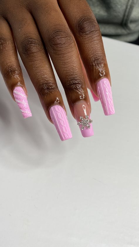 Pink nails with snowflake bling Pink Nails Christmas Design, Pink And Gold Christmas Nails, Pink Sweater Nails, Pink Nails With Bow, Sweater Weather Nails, Pink Holiday Nails, Winter Wonderland Nails, Christmas Sweater Nails, Simple Fall Nails