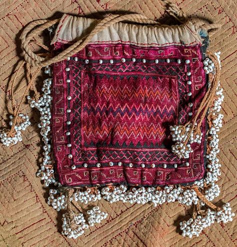 Boho Couture, Embroidered Textiles, Cultural Crafts, Kutch Work Designs, Flowers Embroidered, Ethnic Bag, Kutch Work, Desert Flowers, Islamic Culture