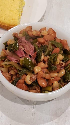 Slow Cooked Beans and Collard Greens - DelBlogger Beans And Collard Greens, Crockpot 15 Bean Soup, Collard Greens Recipe Soul Food, Crockpot Collard Greens, Easy Collard Greens Recipe, Greens Recipe Soul Food, Collard Green Soup, Beans Recipe Crockpot, Beans In Crockpot