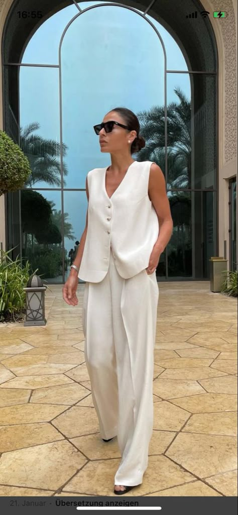 Quiet Luxury Beach Outfit, Old Money Aesthetic Outfit Women Summer, Old Money White Dress, Old Money Street Style, Old Money Beach Outfit, All White Outfit Casual, Old Money Style Women Classy, Old Money Style Women, White Vest Outfit