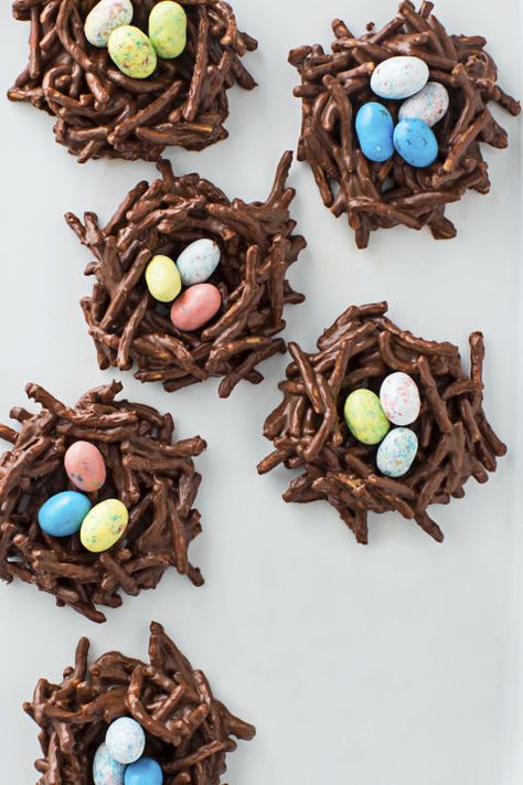 Chocolate Nests-The secret ingredient in these chocolate egg nests? Chow mein noodles. See more perfect Easter treats at GoodHousekeeping.com. Desserts Easter, Diy – Velikonoce, Chocolate Nests, Cake Easter, Treats To Make, Easter Appetizers, Easter Nests, Desserts Ideas, Easter Snacks