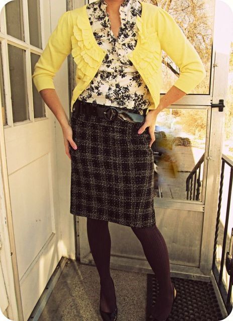 Floral Blouse + Plaid Skirt | Outfit | http://prettylifeanonymous.blogspot.com | #Floral #Plaid #Outfit Plaid And Floral Outfit, Box Outfits, Pattern Mixing Outfits, Mixed Prints Outfit, Plaid And Floral, Plaid Outfit, Plaid Skirt Outfit, Plaid Party, Good Day Sunshine