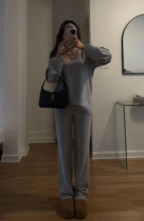 Comfy Polished Outfits, Relaxed Clothing Style Comfy Casual, Around The House Outfit Lazy Days, Comfy Matching Set Outfit, Relax Outfit Lazy Days, Relaxing Outfits Lazy Days, Homewear Aesthetic, Comfortable Outfits Lazy Days, Mikayla Vallati