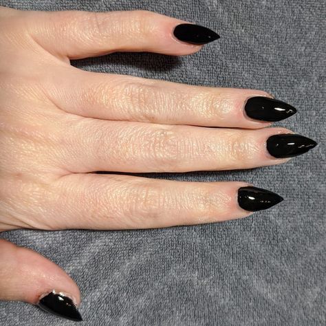 Holo Taco One Coat Black Stiletto Mani Black Pointy Nails Short, Short Black Nails Stilleto, Black Acrylic Nails Short Pointy, Nails Stilleto Short, Short Stelito Nails Black, Short Pointy Black Nails, Sharp Black Acrylic Nails, Short Sharp Black Nails, Sharp Nails Short