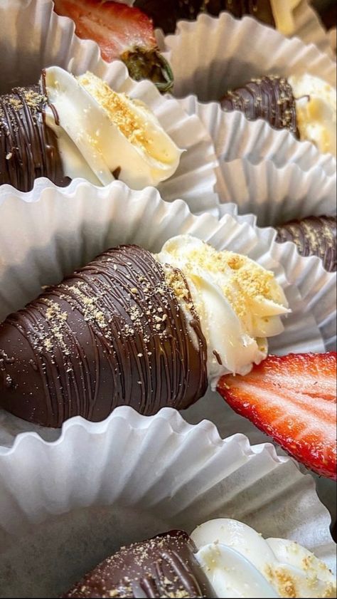 Cheesecake strawberries Bake Sell, Strawberry Boxes, Strawberry Cheesecake Dip, Chocolate Covered Cheesecake, Cheesecake Stuffed Strawberries, Strawberry Ideas, Chocolate Covered Desserts, Stuffed Strawberries, Strawberry Box