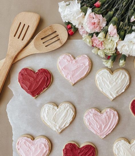 Randi Jarvis on Instagram: "We made some fun sugar cookies to celebrate love day coming up soon! I think the kids were way more into eating them than actually making them, and I can’t say I blame them 😋 . . . . . . . . . . . . . . . . #baking #simplemoments #madewithlove #diymama #theartofslowliving #wearethehomemakers #makemore #byhand #fromthekitchen #ho..." {valentine's day cookies for kids, valentine's day cookies aesthetic, heart shaped cookies decorated, heart shaped cookies valentines} Heart Shaped Cookies Valentines, Galentines Day Ideas, Valentine Cookies Decorated, Heart Shaped Cookies, Love Day, Best Sugar Cookies, Valentine Theme, Valentines Day Cookies, Cookies For Kids