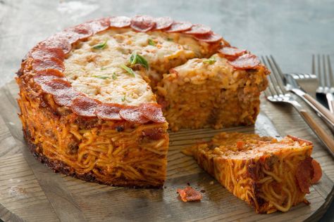 Cheesy Spaghetti Pizza Pie Spaghetti Pie Recipe Easy, Supper Casseroles, Pizza Pie Recipe, Spaghetti Pie Recipes, Spaghetti Pizza, Leftover Spaghetti, Cheesy Spaghetti, Taco Spaghetti, Spaghetti Pie