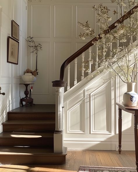 Modern American Farmhouse Interior, Federalist Interior Design, Traditional English Home Interiors, Hallway Victorian House, Elegant Home Design, 1890s Home Decor, Victorian Entryway Foyers, Entry Way Ideas With Stairs, Ornate Minimalism