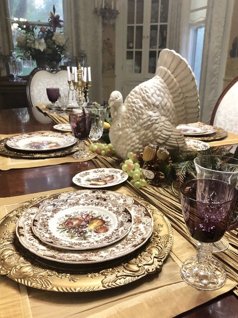 Thanksgiving Table Settings Vintage, Old Money Thanksgiving, Fruit Table Setting, Table Settings Vintage, Thanksgiving Tablescapes Elegant, Harvest Fruit, Fruit Table, Pretty Table Settings, Thanksgiving Table Setting