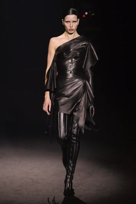 Mugler Fall 2024 Ready-to-Wear Runway, Fashion Show & Collection Review [PHOTOS] Black Runway, Leather Couture, Fashion Network, Color Blocking Outfits, Runway Outfits, Ideal Wardrobe, Show Collection, Fashion Portfolio, Creation Couture