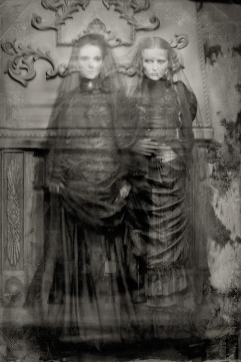 Victorian Ghosts by BlackMart Victorian Gothic Aesthetic, Ghost Project, Paranormal Pictures, Spirit Photography, Real Haunted Houses, Victorian Halloween, Victorian Goth, Vintage Versace, Dishonored