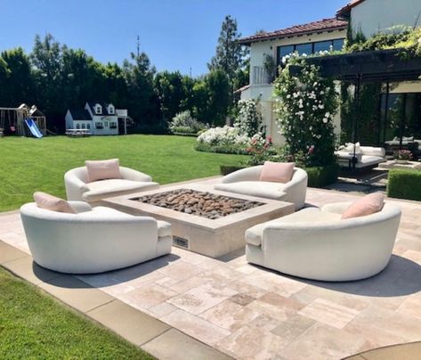 Home Tour of Khloe Kardashian’s Calabasas Property Selling for $18.95M – SheKnows Khloe House, Moroccan Inspired Decor, Khloe Kardashian House, Calabasas Homes, Stile Kylie Jenner, Kardashian Home, Khloé Kardashian, House Goals, Khloe Kardashian