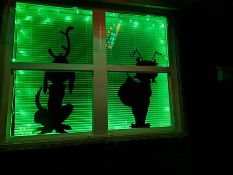 Follar tree foam board, hot glue, flat black spray paint Grinch Trees, Grinch Decorations, Black Spray Paint, Grinch Christmas, Christmas Window, Hot Glue, Spray Paint, Grinch, Christmas Crafts