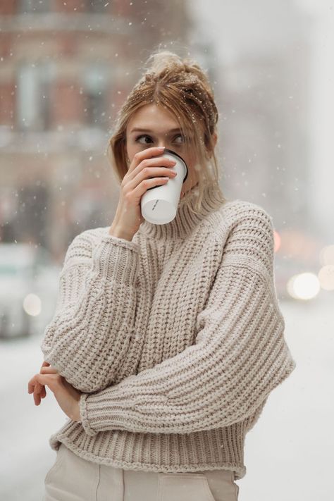 Cable Knit Sweater Aesthetic, Winter Portraits Photography, City Fashion Photography, Snow Photoshoot, Pose Portrait, Montreal Wedding, Winter Portraits, Snow Falling, Winter City