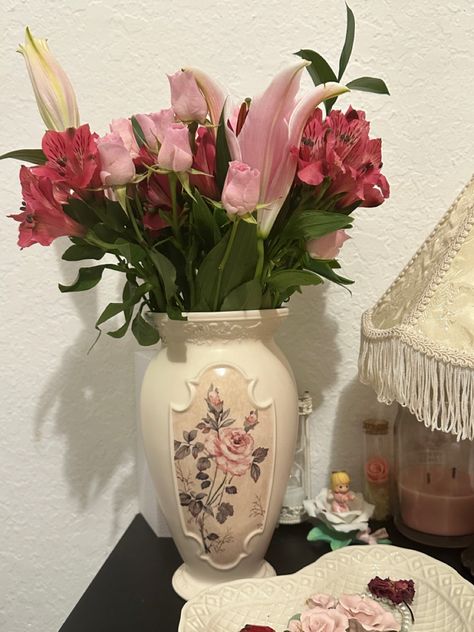 Pretty Vases, Vase Reference, Pretty Vase, Flower Vase Aesthetic, Cute Vases, Flower Vase Clay, Large Vase With Flowers, Flower Vase Asethic, Thrifted Flower Vases