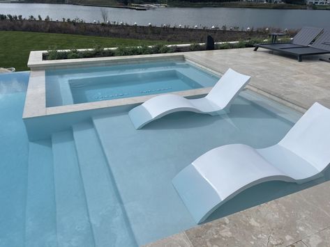 Westhampton Infinity edge pool & spa – Patricks Pools | Long Island, NY pool construction and service Pool With Integrated Spa, Infinity Edge Spa, Zero Edge Pool, Spain Kitchen, Hampton Pool, Pool Plans, Beach House Pool, Infinity Spa, Inside Pool