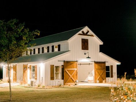 Horse Barn Plans, Barn Living, Barns Sheds, Farm Wedding Venue, Barn Plans, Dream Barn, Barn Design, Casa Exterior, Barn Style House