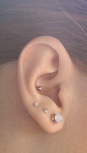 Triple lobe and conch piercing. Really simple and cute Outer Conch Piercing Ideas, Triple Lobe And Conch Piercing, Conch Piercing Stud Simple, Lobe And Conch Piercing, Piercing Combos, Triple Conch Piercing, Triple Lobe, Triple Lobe Piercing, Outer Conch Piercing