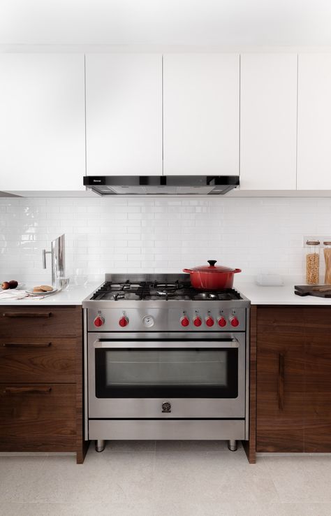 The kitchen features period touches, a white subway backsplash and seamless walnut veneers. In a nod to the mid-century modern theme, the couple installed a freestanding cooker which adds a retro vibe. This kitchen reno sure strikes a good balance between storage, workspace and workflow. Free Standing Cooker Kitchen, Kitchen With Freestanding Stove, Modern Freestanding Kitchen, Freestanding Cooker In Kitchen, Free Standing Stove, Kitchen Ideas Narrow, White Subway Backsplash, Galley Kitchen Ideas Narrow, Mid Century Modern Kitchen Design