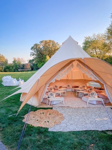 Glamping Tent Party, Boho Glamping Party, Kids Glamping Party, Glamping Party Favors, Outdoor Glamping Party, Glamping Backyard, Tent Movie Night, Glamping Party Ideas, Glamping Aesthetic