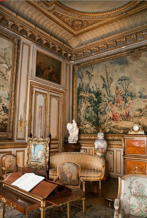 Old English style home decor Baroque Interior, Ad Interior, Historical Interior, Needlepoint Tapestry, Chateau France, Antique Interior, French Interior, Elegant Interiors, English Style