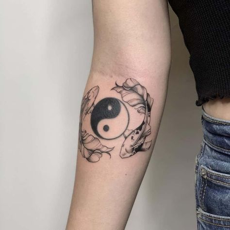 Ying Yang Koi Fish Tattoo, Yin Yang Koi Fish Tattoo, Koi Fish Yin Yang Tattoo, Aries Symbol Tattoos, Koi Fish Yin Yang, Fish Yin Yang, Yin Yang Koi Fish, Jin Yang, Pisces Tattoo Designs