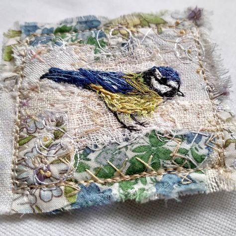 Textile Art Embroidery, Bird Quilt, Embroidered Bird, Bird Embroidery, Fibres Textiles, Antique Fabrics, Pretty Fabric, Slow Stitching, Free Machine Embroidery