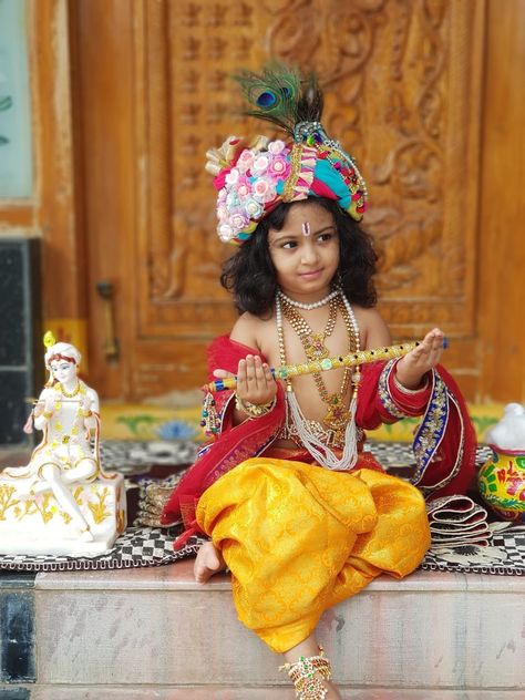 Krishna Fancy Dress For Kids, Krishna Photoshoot, Krishna Decoration, Pink Moon Wallpaper, Krishna Dress, Photo Stills, Poses Family, Cute Babies Photography, Baby Pic