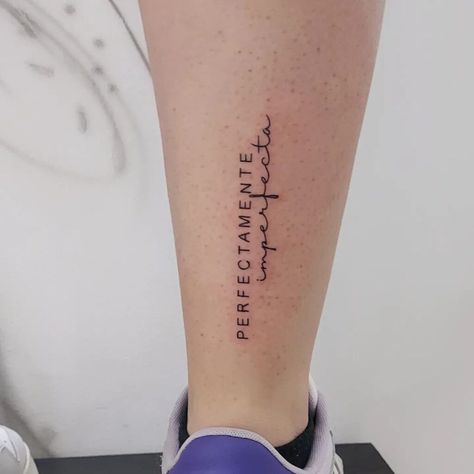 20 Small Italian Tattoos That Will Infuse You With The “Bella Vita” Vibe Small Italian Tattoos For Women, Italian Phrases Tattoos, Sicily Tattoo Ideas, Italian Sayings Tattoos, Small Italian Tattoos, Italian Tattoo Ideas, Italy Tattoo Ideas, Italian Quote Tattoos, Italy Tattoo