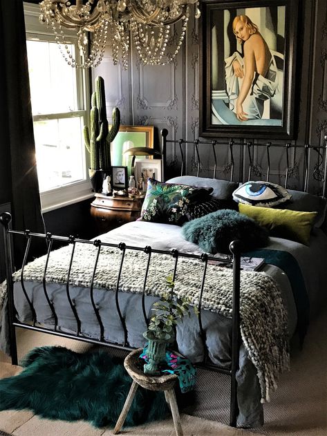 Dark Color Schemes Bedroom, Dark Moody Bedroom Ideas Bohemian, Goth Bedding, Green Goth, Zen Rooms, Bedroom 2022, Dreamy Interiors, Goth Bedroom, Bedroom Dark