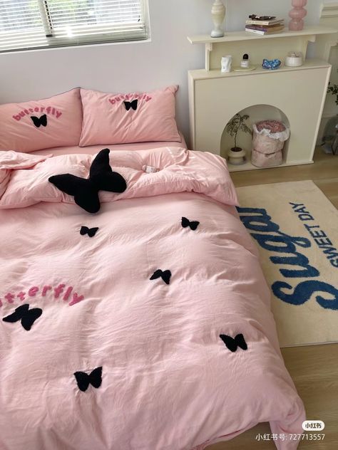 Bedcover Aesthetic, Pink Bedsheet, Retro Apartment Decor, First Home Essentials, Minnie Mouse Bedroom, Retro Apartment, Bedroom Ideas For Small Rooms Cozy, Designer Bed Sheets, Space Bedding