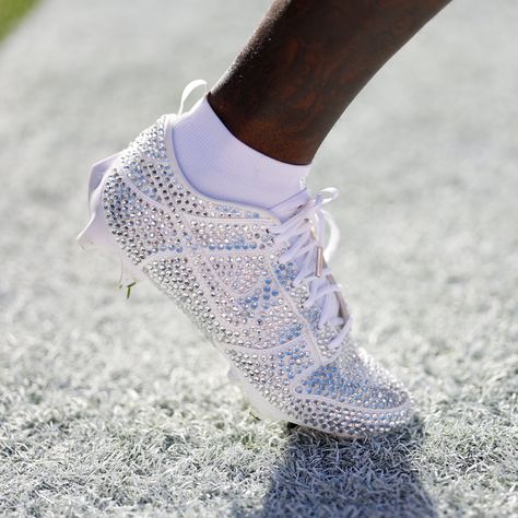 “Deebo's got that cleat heat 💎 📺: #DALvsSF on FOX 📱: Stream on NFL+ https://t.co/WBXF8YGM81” Custom Football Cleats, American Football Cleats, Deebo Samuel, Nike Slippers, Nike Cleats, Good Raps, Football Game Outfit, Football Fashion, Football Gear