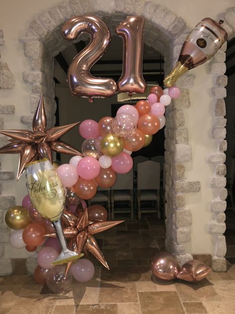 21sy Birthday Decorations, Baloon Birthday Ideas, 21 Champagne Birthday, Pink Champagne Balloon Decor, Balloon Decorations 21st Birthday, Champagne 21st Birthday Ideas, Wine Balloon Decorations, 21st Birthday Balloon Arch, 21 Balloon Bouquet