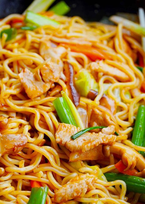 Yakisoba Noodles Recipe, Yakisoba Recipe, Chicken Yakisoba, Yakisoba Noodles, Japanese Noodle Dish, Vegetarian Stir Fry, Cabbage Carrot, Noodles Chicken, Cambodian Food