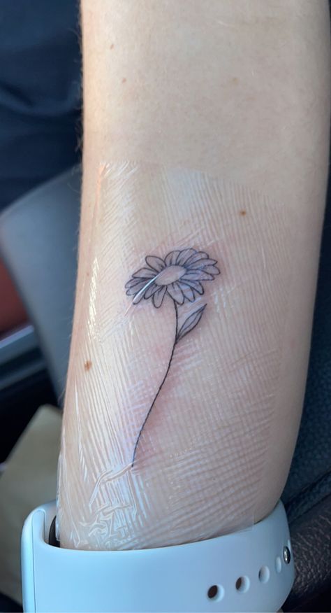 Daisy Tattoo No Stem, Small Tattoos Daisy Flower, Daisy And Sweetpea Tattoo, Single Daisy Tattoo, Daisy Rib Tattoo, Daisy Tattoo Outline, Minimal Daisy Tattoo, Small Daisy Flower Tattoos, Tattoos Daisy Flower