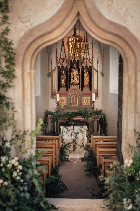 An international couple chose to have their destination wedding at a castle in South Tyrol, Italy, and they picked right! Elegance, romance, and organic beauty highlight the tone of this fairytale wedding. The bride was the princess of the castle in her beautiful cap sleeve gown. #ruffledblog Wedding Terracotta, Romantic Castle, Modern Wedding Ceremony, Garden Weddings Ceremony, Emerald Green Weddings, Ceremony Design, Cathedral Wedding, South Tyrol, Wedding Aesthetic