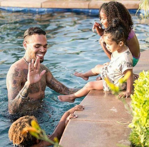 Pool time wit Daddy and friends Chris Brown And Royalty, Chris Brown Wallpaper, Chris Brown Pictures, Chris B, Breezy Chris Brown, Dave East, Cuffing Season, Queen Latifah, Black Angels