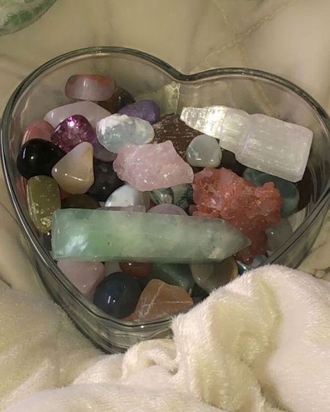 Cuarzos Aethestic, Crystal Room, Crystal Vibes, Crystal Aesthetic, Spiritual Crystals, Pretty Rocks, Witch Aesthetic, Crystal Candles, Fairy Grunge