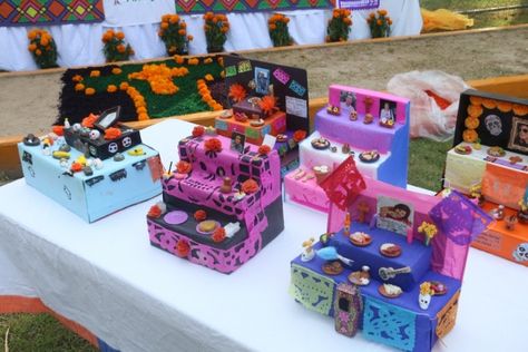 Dia De Los Muertos Altar Ideas School Project, Shoe Box Ofrenda Ideas, Shoebox Ofrenda Project, Shoe Box Ofrenda, Miniature Ofrenda, Ofrenda Project, Dia De Los Muertos Crafts Ideas, Diy Day Of The Dead, Dia De Los Muertos Party Ideas