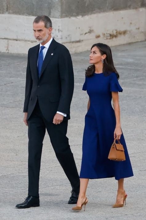 Queen Letizia Outfits, Aesthetic Marriage, Royal Outfits Classy, Slingback Heels Outfit, Queen Letizia Style, Look Working Girl, Business Dress Women, Spain Aesthetic, Style Royal