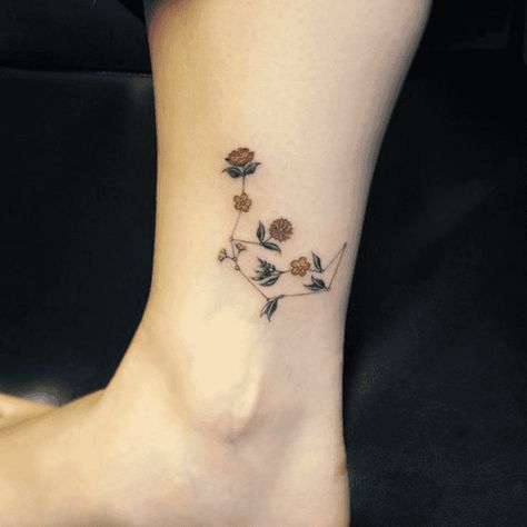 A beautiful flower constellation tattoo. Zodiac Constellation Tattoos, Aquarius Symbol Tattoo, Mens Arrow Tattoo, Aquarius Constellation Tattoo, Barcode Tattoo, Zodiac Sign Aquarius, Zodiac Signs Symbols, Aquarius Constellation, Aquarius Zodiac Sign